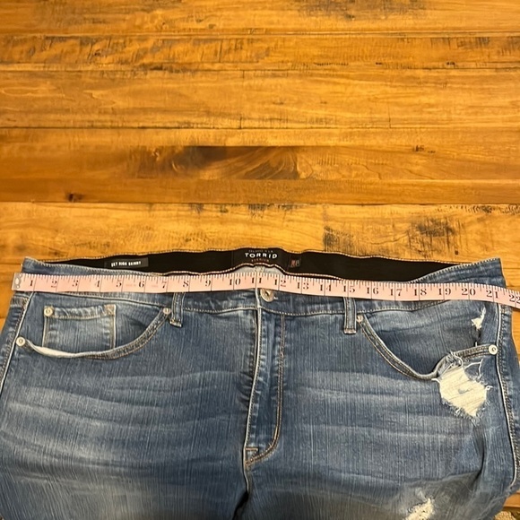 Torrid sky high skinny, Ripped jeans, size 24 - Picture 2 of 4